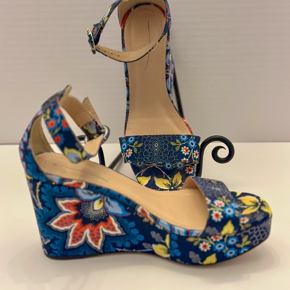 J. Crew Shoes - j.Crew fabric wrapped Batik Floral light weight Wedges navy women's shoes